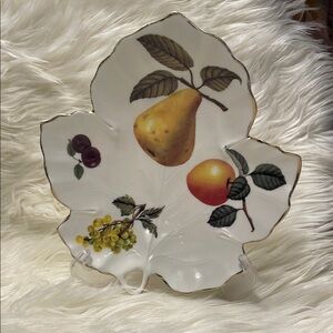 Elegant Fruit Design Leaf-Shaped Plate